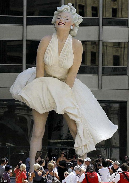 Скульптура «Мэрилин навсегда» (Marilyn forever)

Благодаря художнику из...